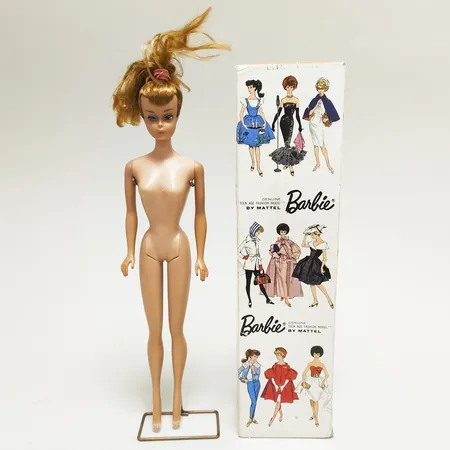Barbiedocka Midge 1958 med ställ, kläder, original tillbehör telefon och TV, saknar originalkläder, saknar hårsnodd, missfärgning på ena ben, original kartong åldersrelaterat slitage.