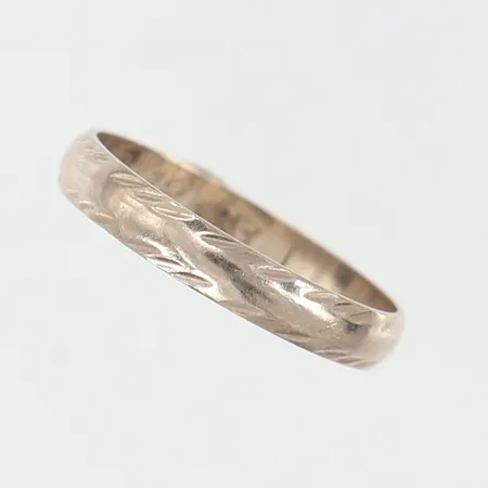 Ring med mönsterdekor stl:15½ bredd 0,4mm, vitgul, gravyr, 18K Vikt: 1,4 g