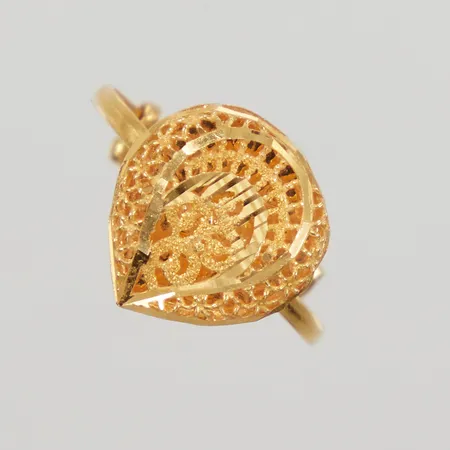 Ring flexibel storlek med filigranarbete stl:16½, bredd 12mm, 21K Vikt: 1,6 g