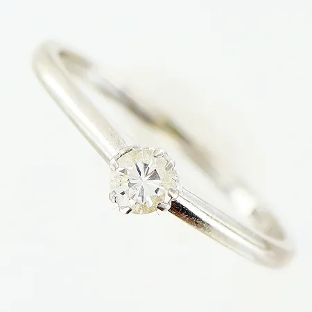 Ring diamant 0,12ct enligt gravyr stl:16½ bredd 1-3,5mm 1 kl defekt, slitage på klorna, vitguld 18K. Vikt: 1,9 g