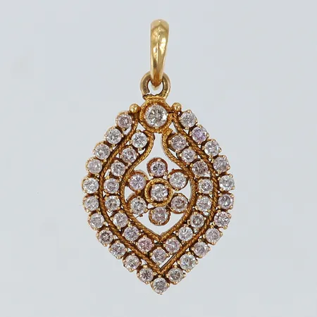 Hänge med diamanter 1xca0,05ct, ca 47xca0,02-0,03ct, längd inkl. ögla 30,4mm, bredd 17mm, ostämplad 18K Vikt: 5,5 g