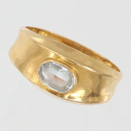 Ring med vit sten stl:17½ bredd 8,7mm 18K Vikt: 3 g