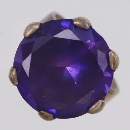 Ring med lila sten stl:15¾, bredd 16mm, smärre slitage på sten, BEH Bengt Hallberg Guldsmeds AB Köping 1968, silver 830/1000 Vikt: 10 g
