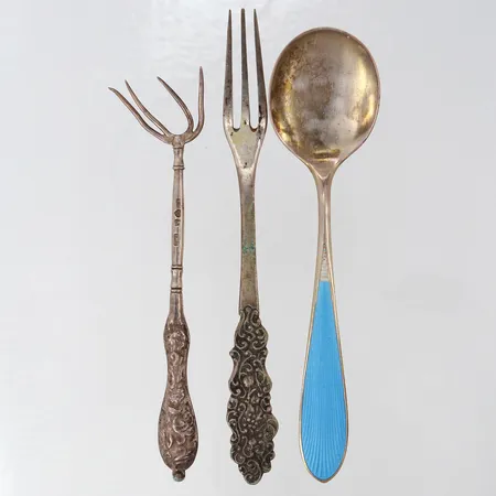 Silverbestick sked gafflar emalj skev defekt silver  Vikt: 49,4 g