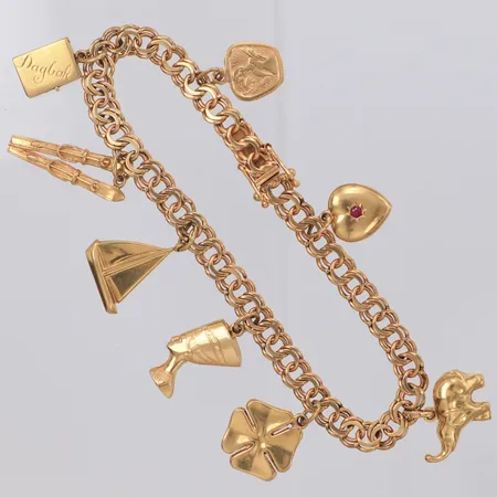 Armband Bismarck med åtta berlocker längd 18,5cm, bredd 5,7mm, 18K Vikt: 18,1 g