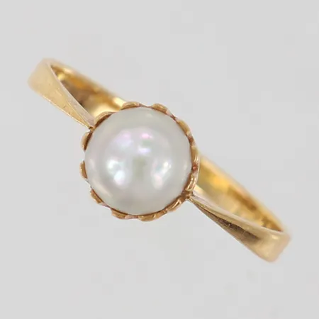 Ring med pärla stl:16½ bredd 6,8mm 18K Vikt: 1,7 g