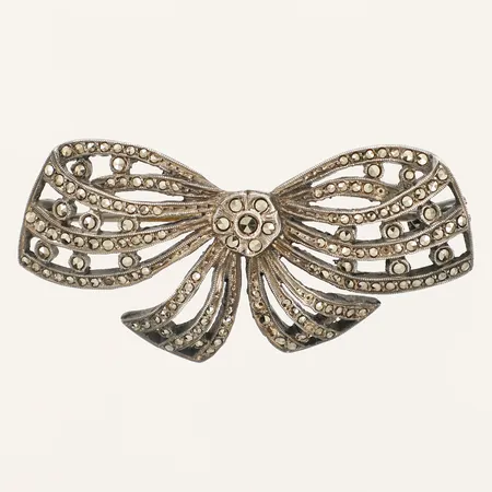 Brosch med markasiter längd 22,1mm bredd 47,7mm ostämplat silver 830/1000 Vikt: 9 g