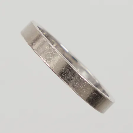 Ring, stl 17½, bredd 3mm, vitguld, Heribert Engelbert år 2005, 18K, Vikt: 3,9 g på auktion i Fridhemsplan hos Pantbanken Sverige