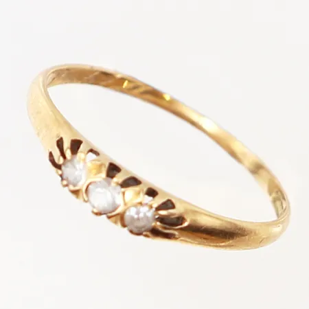 Ring stl:15¾, tre vita stenar, bredd:1-3mm, gravyr, Gustaf Dahlgren, Malmö, 18K  Vikt: 1 g