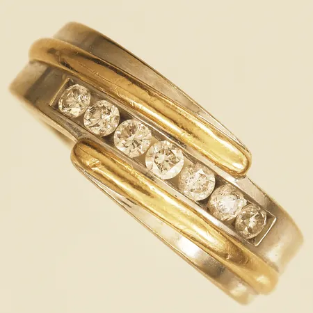 Ring med diamanter 7xca 0,05ct stl:20½ bredd 9,3mm 14K Vikt: 11,2 g