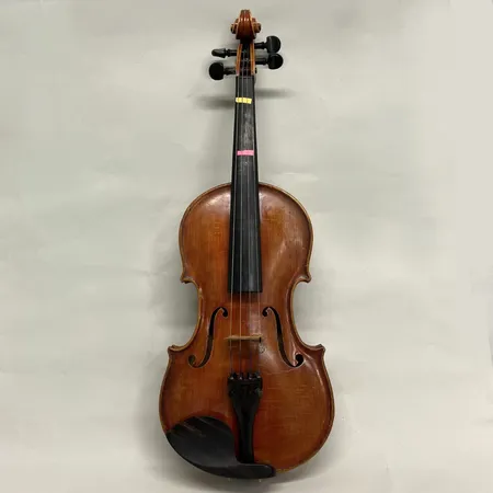 Violin Malaguti Erminio Milano Fece nell'anno 1944, längd ca 59cm, oljelack i rödbrun ton, krackelering i lack, stråke, värderingsintyg från 2009, fodral Skickas med postpaket.