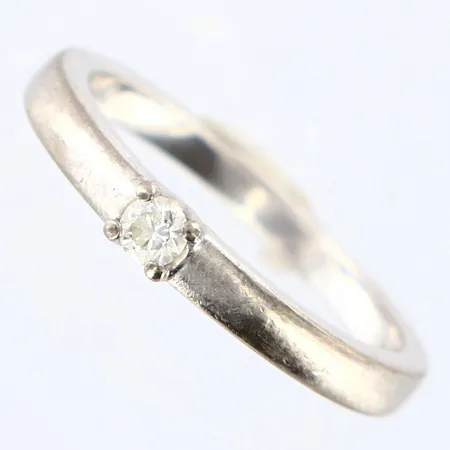 Ring med diamant 0,10ctv stl:17¼, Guldfynd Story of Love, bredd 2-2,5mm, repor, etui, vitguld, 18K Vikt: 3,8 g