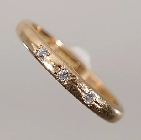 Slät ring med vita stenar gravyr stl 19 bredd 2,9mm 18k Vikt: 3,7 g
