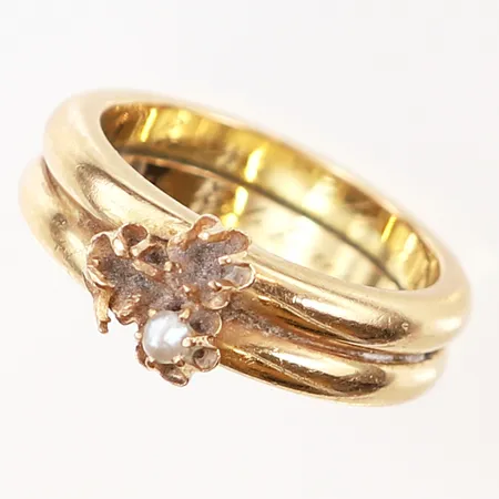 Ring med pärla, ihopsatt, stl:17, bredd:5,5mm, två pärlor saknas, gravyr, 18K  Vikt: 10,7 g