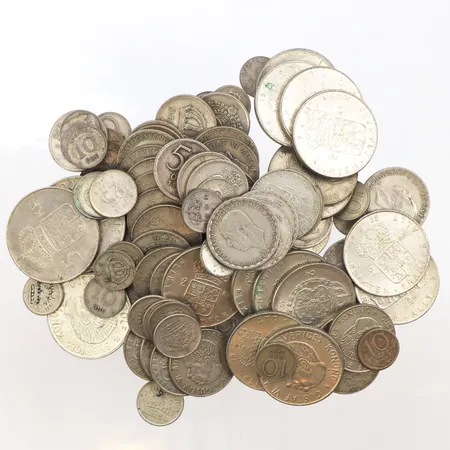 Cirkulationsmynt, 2st 5-kronor, 14st 2-kronor, 40st 1-kronor, 9st 50-öre, 14st 25-öre, 41st 10-öre, 400/1000 silver Vikt: 645,9 g