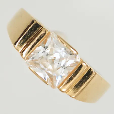 Ring med vit sten stl 19¼, bredd 2-8mm, repig, 18K, 5,4g Vikt: 5,4 g