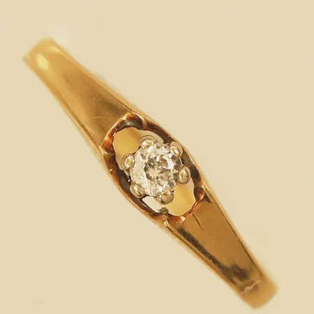 Ring med vit sten stl:17¼ bredd 4,2mm 18K Vikt: 1,8 g