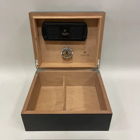 Humidor Savoy med hygrometer samt luftfuktare 26x22x11,5cm, repor, trä Skickas med paket.
