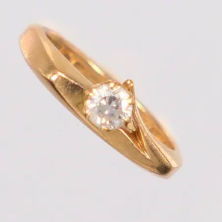 Ring diamant 1x ca. 0,23ct VS/SI, stl 17½, gravyr, OBS! ÄNDRAD BESKRIVNING 2026-07-10 13:09 18K Vikt: 5,6 g