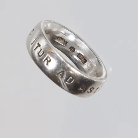 Ring Efva Attling "Sic itur ad astra" stl:19 bredd 7mm med slitage silver 925/1000 Vikt: 13,4 g