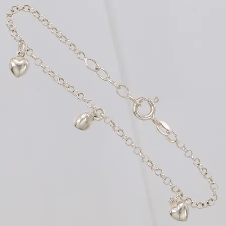 Armband med tre berlocker längd 17,5cm, bredd 2,5mm, Iduna, 925/1000 silver Vikt: 2,9 g