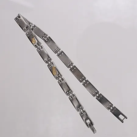 Armband med detaljer i 14K, längd 23cm, bredd 5,9mm, en detalj skadad, stål