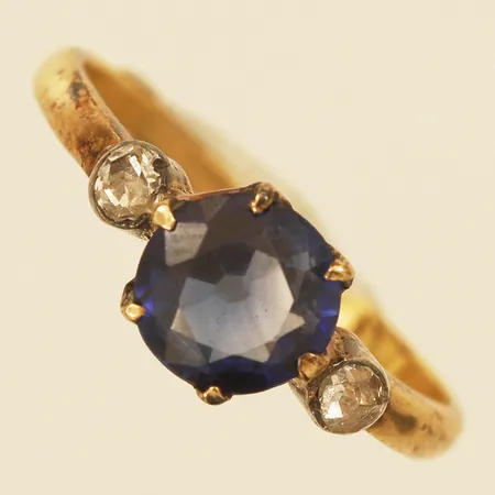 Ring med syntetisk safir samt diamanter 2xca0,3ct stl:16¼ bredd 6,4mm år 1918 18K Vikt: 1,9 g