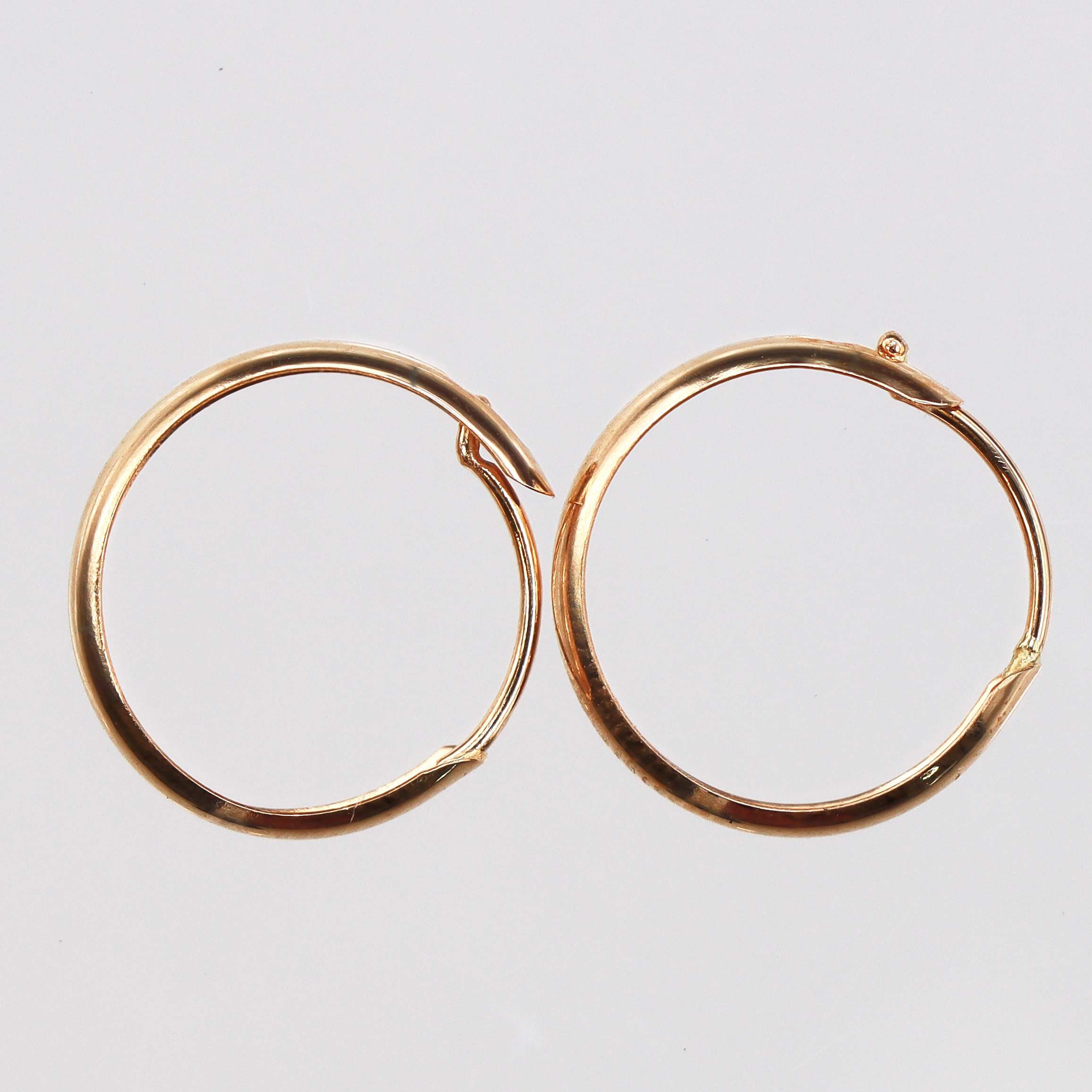 Ett par örhängen Creoler Ø14,7mm, bredd: 3mm, 18K Vikt: 0,6 g