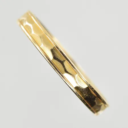 Ring med mönsterdekor stl:18¾, bredd 3mm, gravyr, ojämn skena, 18K. Vikt: 1,5 g