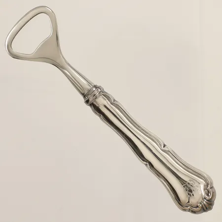 Kapsylöppnare Chippendale längd 16,5cm, del i rostfritt stål, handtag i silver 830/1000 Vikt: 61,5 g