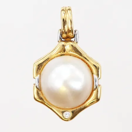 Hänge med Mabépärla 15mm samt diamant 0,003ct, delvis vitguld, höjd 30mm inklusive ögla, bredd:20mm, 18K Vikt: 6 g
