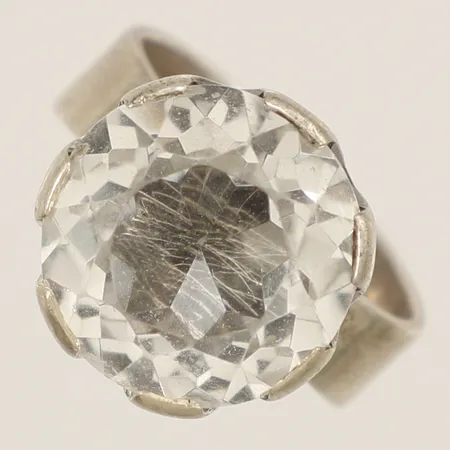Ring med vit sten stl:15½ bredd 15,0mm silver år 1968 silver 830/1000 Vikt: 6,7 g