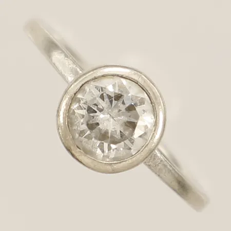 Ring med vit sten stl:17½ bredd 1,8mm GHA 925/1000 silver Vikt: 3,3 g