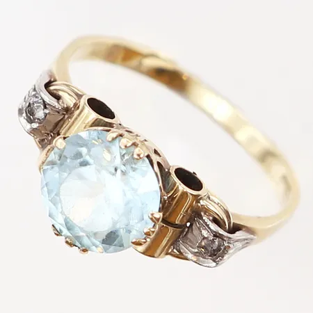 Ring med blå sten 8,5mm stl:17¾, gammalslipade diamanter 2 x ca 0,03ct infattade i vitguld, blå sten med nagg, nerslitna klor, 14K Vikt: 3,6 g