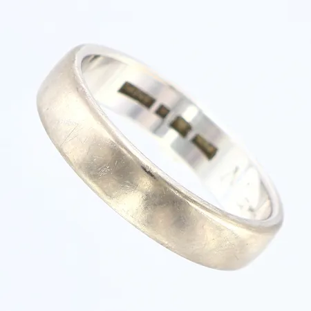 Ring stl:19¼ bredd:5mm, graverad, vitguld 18K Vikt: 7,4 g