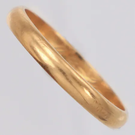 Ring slät stl:18, bredd 2,7mm, gravyr, något skev, 18K Vikt: 2,5 g