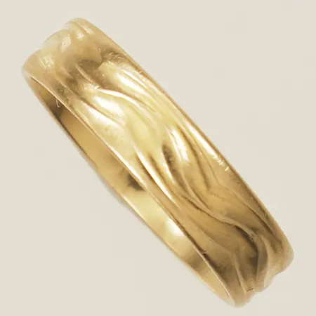 Ring med dekor stl:18¼ bredd 5,0mm personlig gravyr 18K Vikt: 5,5 g