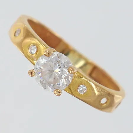 Ring med vita stenar tre saknas stl: 15¾, bredd 5,5mm, något skev skena, ostämplad 18k Vikt: 2,2 g