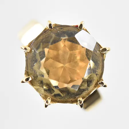 Ring med rökkvarts stl:17¾, bredd 2-14mm, 18K. Vikt: 4,7 g
