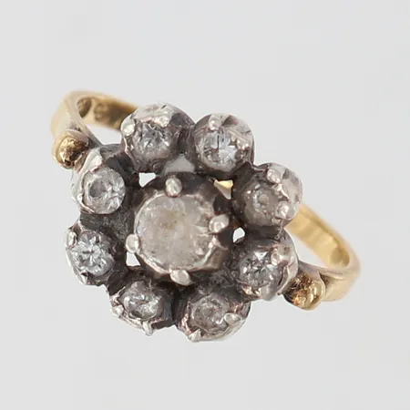 Ring med vita stenar stl:16½ bredd 12mm, fattning i silver, skena i guld 18K Bruttovikt:3,5g Vikt: 3,5 g