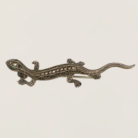Brosch med gröna stenar samt markasiter längd 54,0mm bredd 11,5mm silver 830/1000 Vikt: 3,2 g