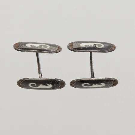 Ett par manschettknappar med dekor av sjöhästar emalj 22x10mm, Norge, emaljskador, silver 925/1000 Vikt: 8,2 g