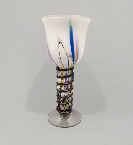 Vas Hans-Jürgen Richartz, Richartz Art Collection, höjd ca 26,5cm, vitt glas med polykrom dekor, metall detalj, mindre luftbubbla i fot, signerad