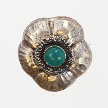 Brosch med cabochonslipad grön sten, ca 35 x 32mm, stämplad E.L.W. &Co, 830/1000 Silver Vikt: 7,2 g