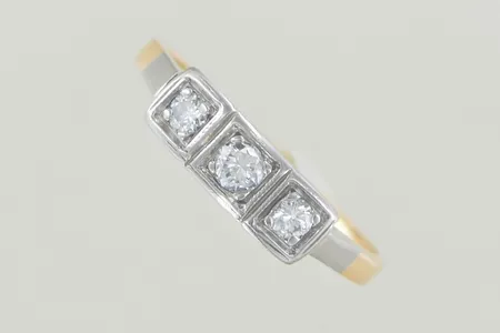 Ring med diamanter 1x 0,10ct 2x 0,05ct stl:17½ 18K Vikt: 2,8 g
