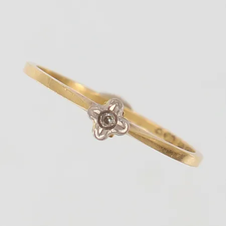 Ring med åttkantslipad diamant 1 x 0,01ct stl:17 bredd 4,1mm 18K Vikt: 1,3 g