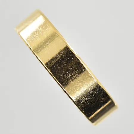 Ring Schalin stl:16¾, bredd 5mm, gravyr, 18K. Vikt: 6,4 g