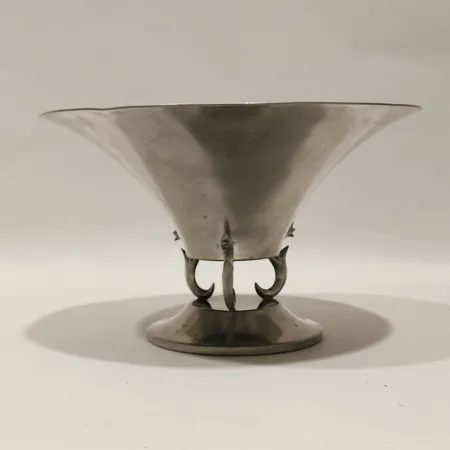 Skål på fot svenskt tenn tillverkad år 1928 GAB 2224 Ø20,5cm höjd ca 13cm.