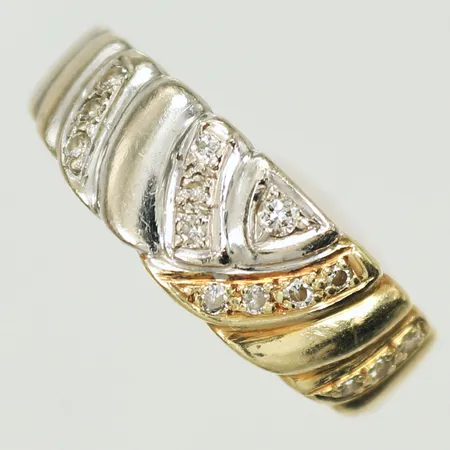 Ring rödguld/vitguld med 14 diamanter ca 0,01ct/st, stl 17½ bredd 3-7mm, 14K 3,7g