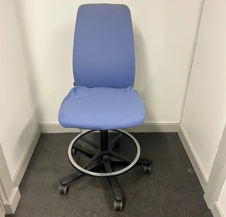Kontorsstol Kinnarps, sitthöjd ca 63-92cm, slitage, fläckar, trasigt tyg. OBS! Endast upphämtning i butik inom 30 dagar från betalning. Vikt: 0 g Specialfrakt, kontakta pantbankskontoret för mer information.